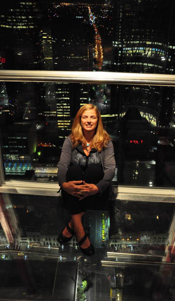 A quase 200 metros de altura, sobre o piso de vidro da torre mais alta de Calgary, no Canadá